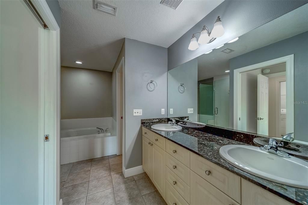 出租: $3,200 (3 贝兹, 2 浴室, 1990 平方英尺)