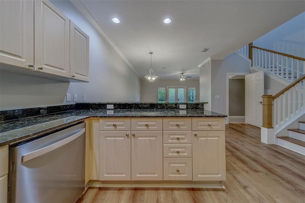 出租: $3,200 (3 贝兹, 2 浴室, 1990 平方英尺)