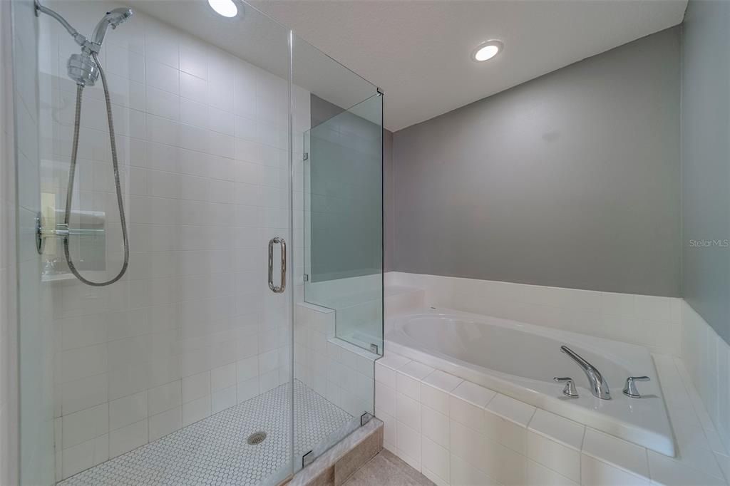 出租: $3,200 (3 贝兹, 2 浴室, 1990 平方英尺)