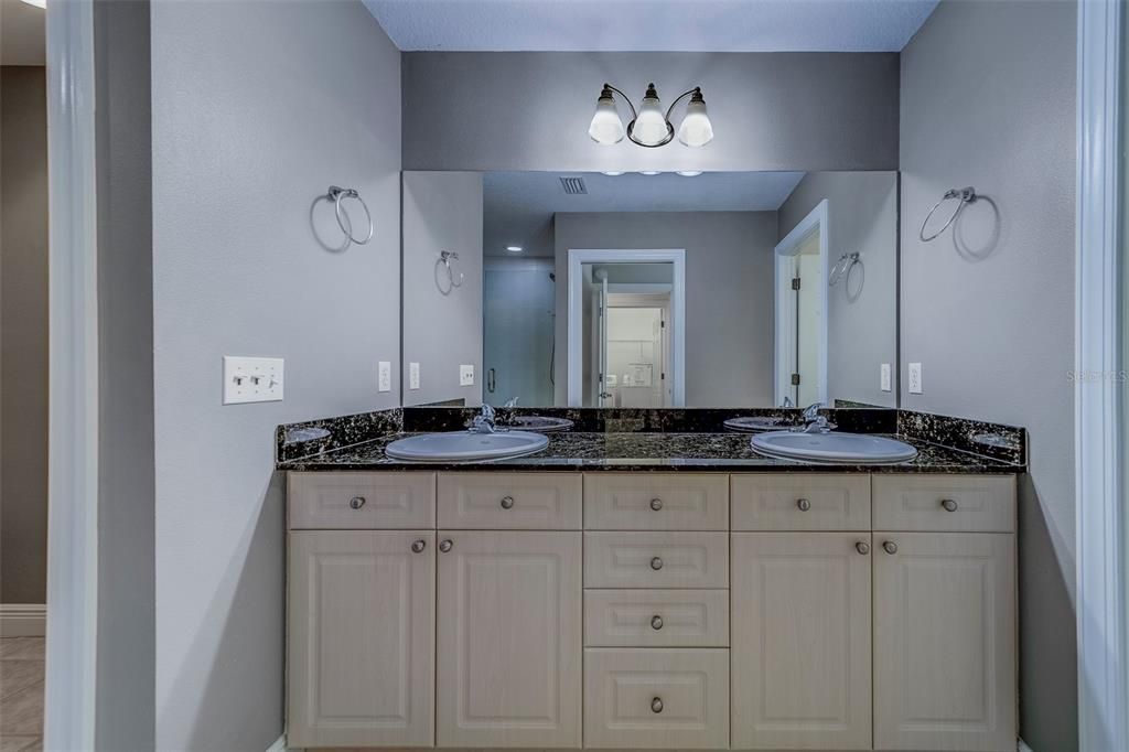 出租: $3,200 (3 贝兹, 2 浴室, 1990 平方英尺)