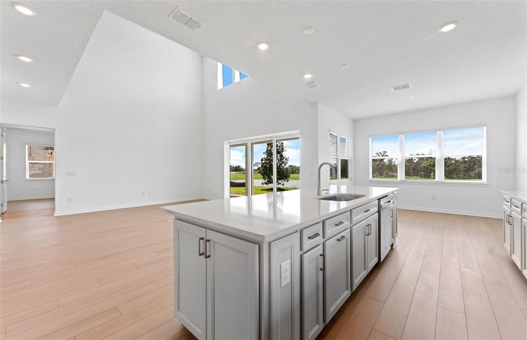 En Venta: $782,430 (5 camas, 5 baños, 4272 Pies cuadrados)