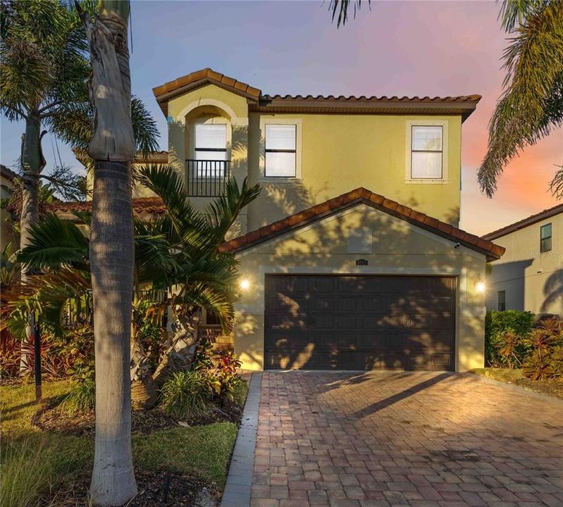 En Venta: $1,200,000 (5 camas, 4 baños, 3717 Pies cuadrados)