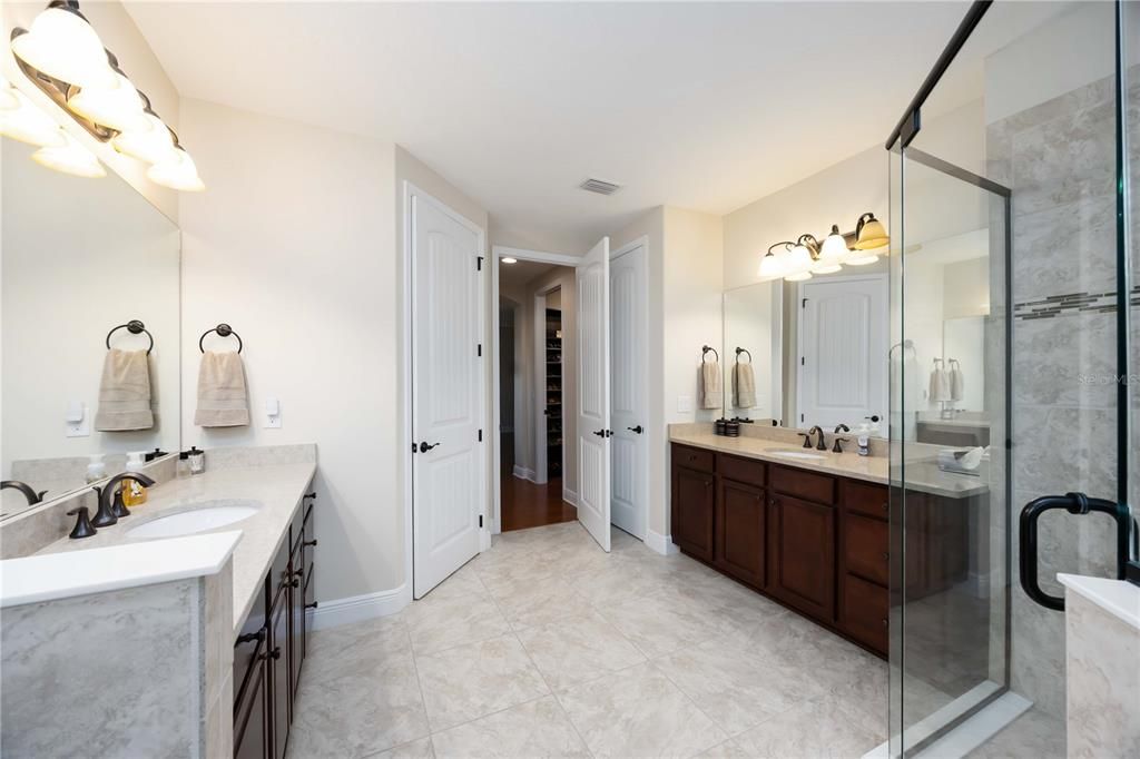 En Venta: $1,200,000 (5 camas, 4 baños, 3717 Pies cuadrados)