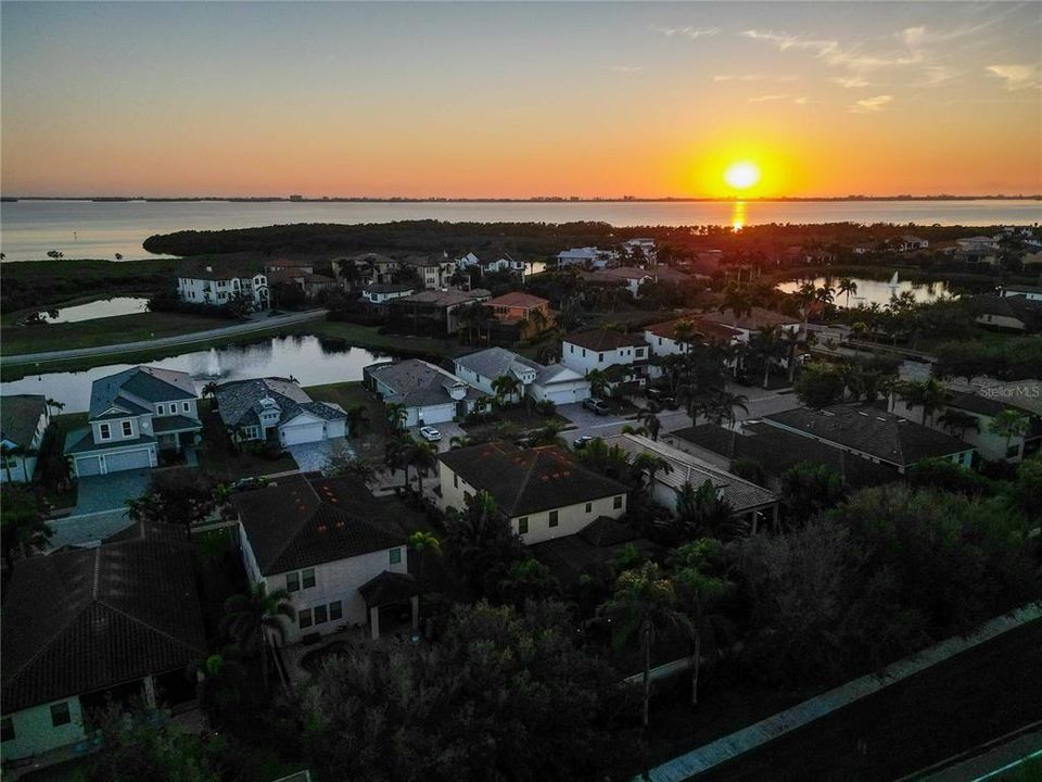 En Venta: $1,200,000 (5 camas, 4 baños, 3717 Pies cuadrados)