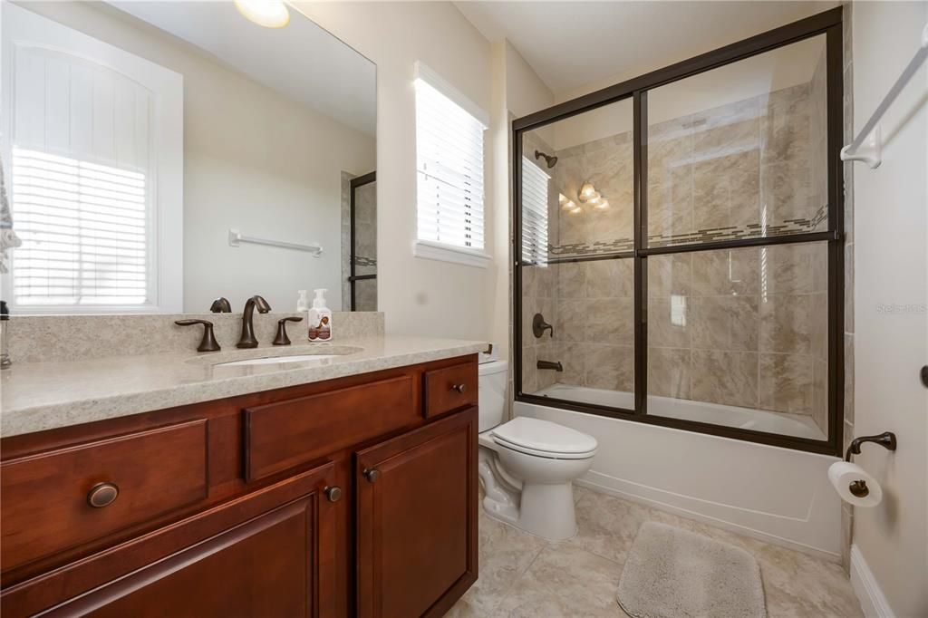 En Venta: $1,200,000 (5 camas, 4 baños, 3717 Pies cuadrados)