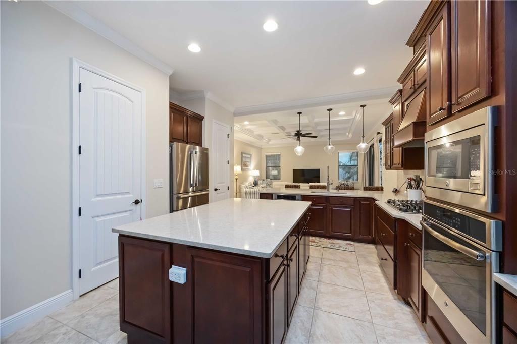 En Venta: $1,200,000 (5 camas, 4 baños, 3717 Pies cuadrados)