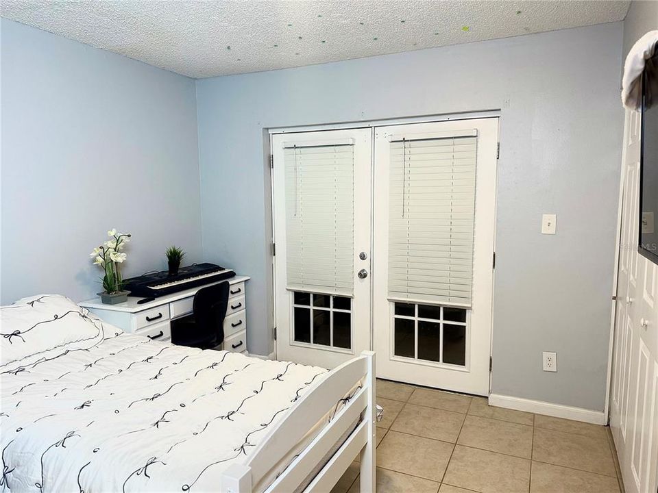 For Sale: $279,000 (3 beds, 2 baths, 980 Square Feet)