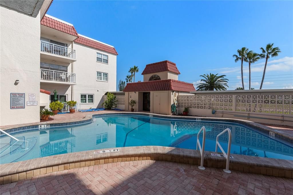 For Sale: $1,100,000 (2 beds, 2 baths, 1390 Square Feet)