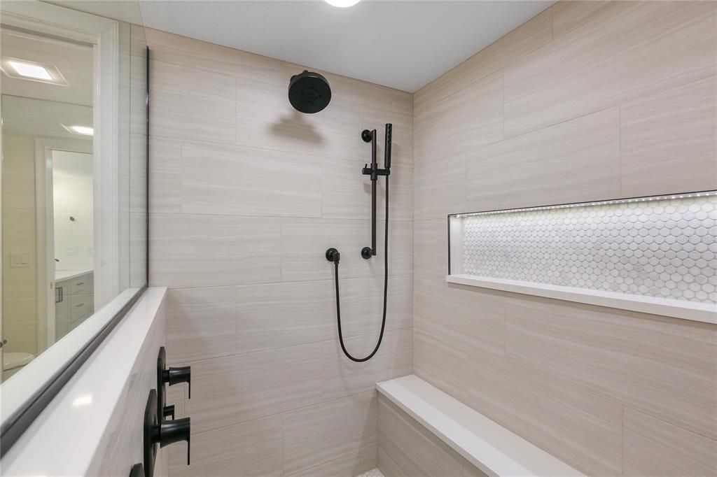 For Sale: $1,100,000 (2 beds, 2 baths, 1390 Square Feet)