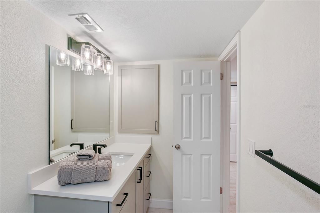 For Sale: $1,100,000 (2 beds, 2 baths, 1390 Square Feet)