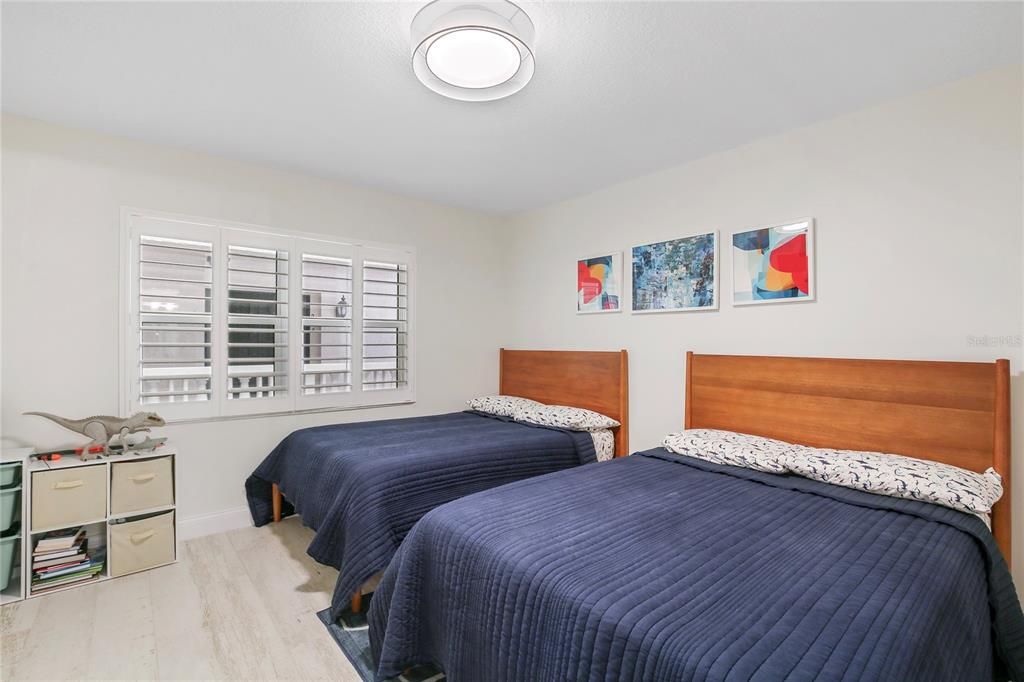 For Sale: $1,100,000 (2 beds, 2 baths, 1390 Square Feet)