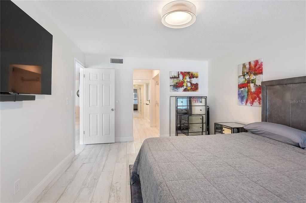 For Sale: $1,100,000 (2 beds, 2 baths, 1390 Square Feet)