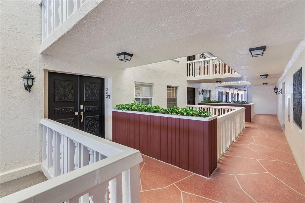 For Sale: $1,100,000 (2 beds, 2 baths, 1390 Square Feet)