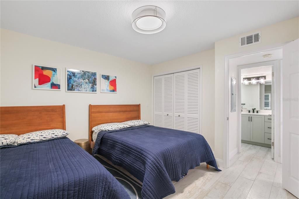 For Sale: $1,100,000 (2 beds, 2 baths, 1390 Square Feet)