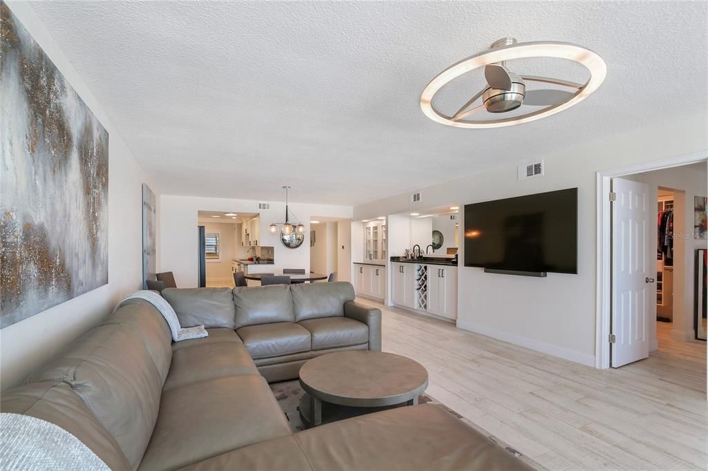 For Sale: $1,100,000 (2 beds, 2 baths, 1390 Square Feet)