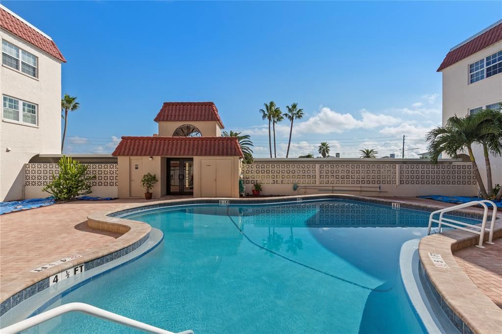 For Sale: $1,100,000 (2 beds, 2 baths, 1390 Square Feet)