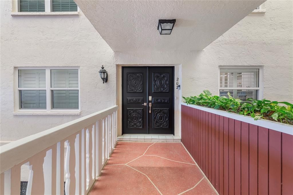 For Sale: $1,100,000 (2 beds, 2 baths, 1390 Square Feet)