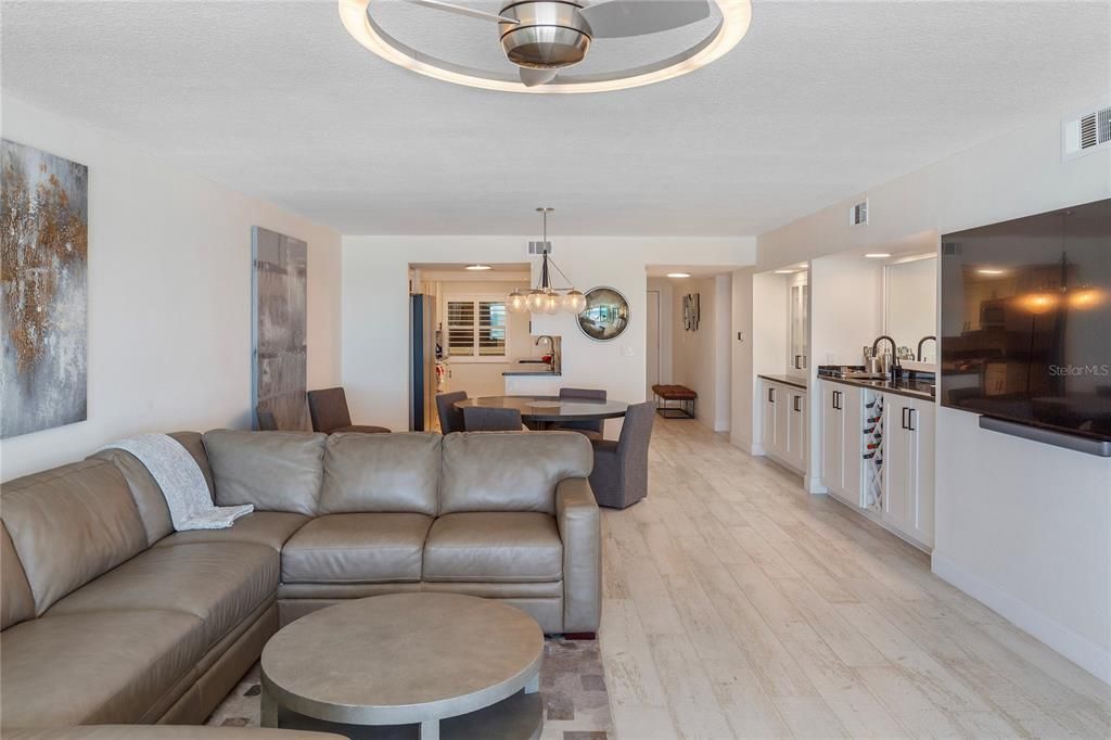 For Sale: $1,100,000 (2 beds, 2 baths, 1390 Square Feet)