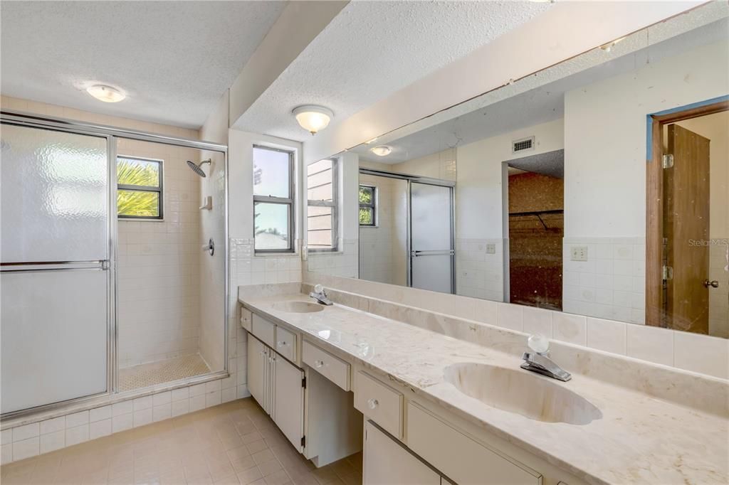 En Venta: $1,998,200 (5 camas, 5 baños, 4250 Pies cuadrados)