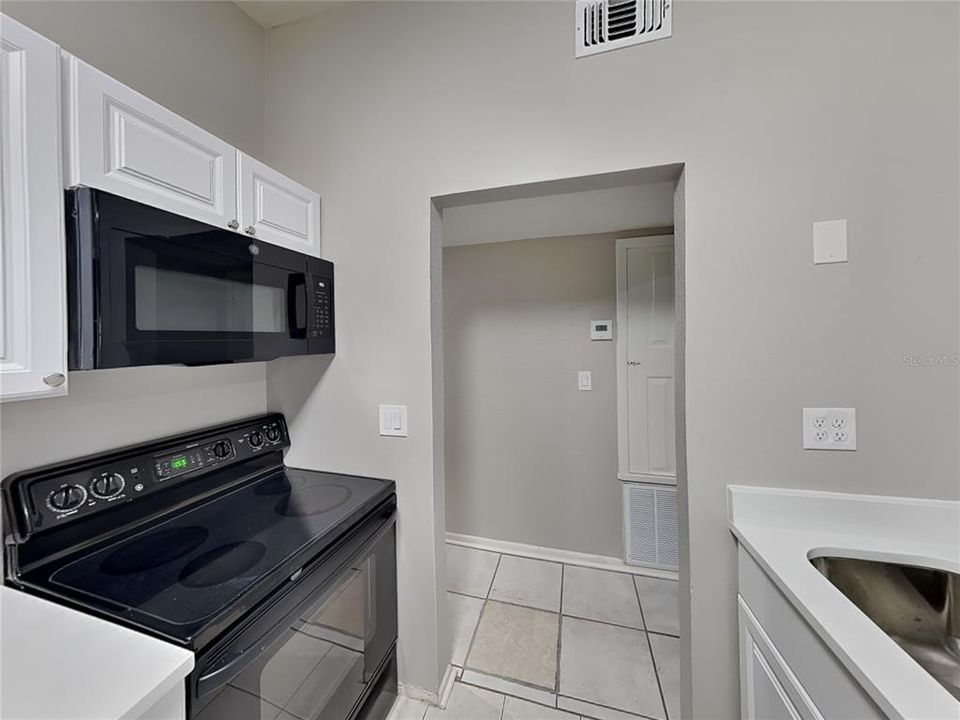 合同活跃: $1,829 (3 贝兹, 2 浴室, 1000 平方英尺)