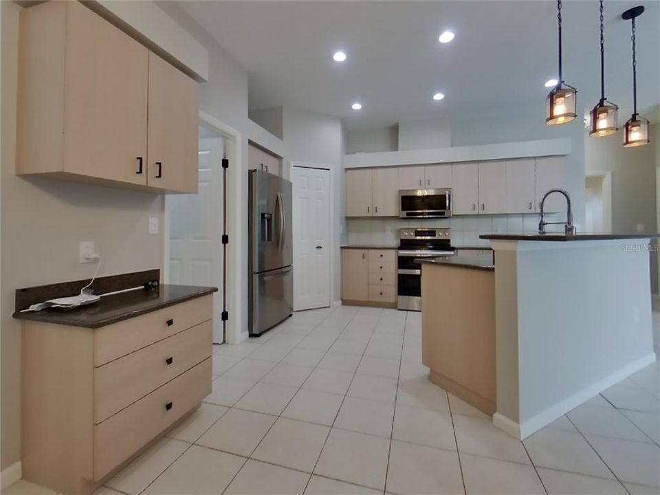 出租: $4,019 (4 贝兹, 3 浴室, 2338 平方英尺)