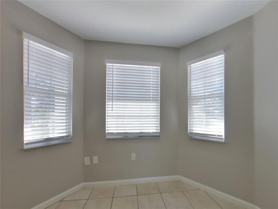 出租: $4,019 (4 贝兹, 3 浴室, 2338 平方英尺)