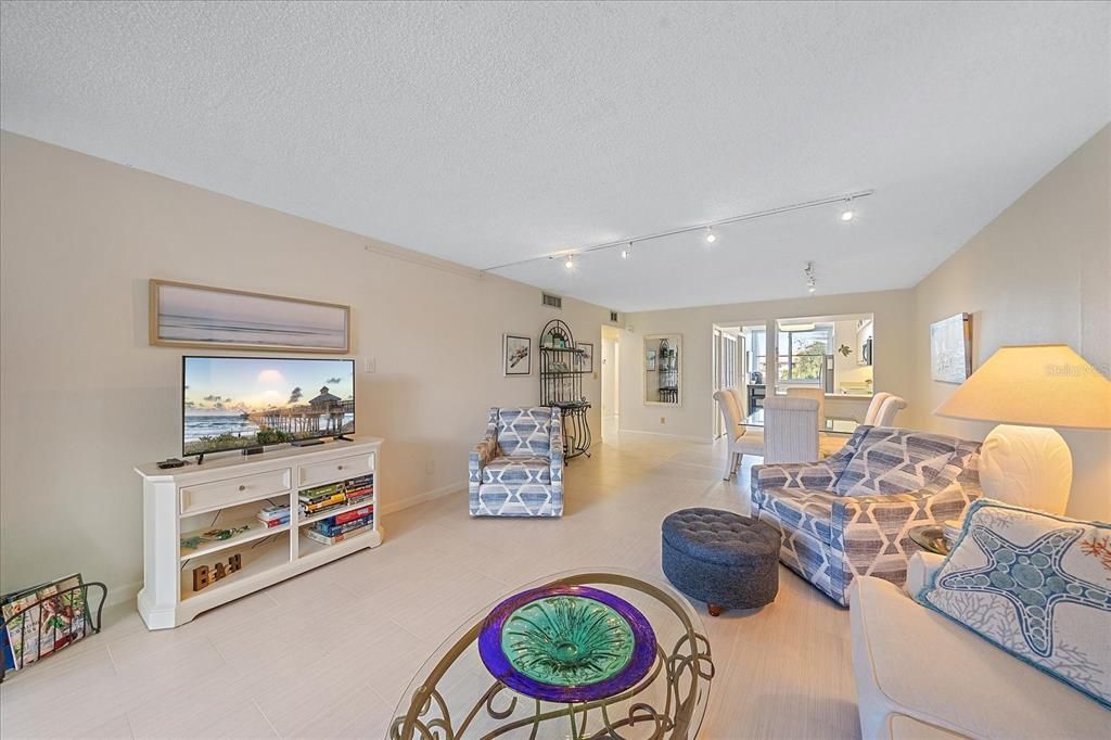 For Sale: $549,000 (2 beds, 2 baths, 1260 Square Feet)