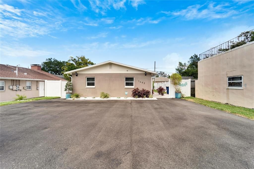 For Rent: $1,650 (2 beds, 1 baths, 845 Square Feet)