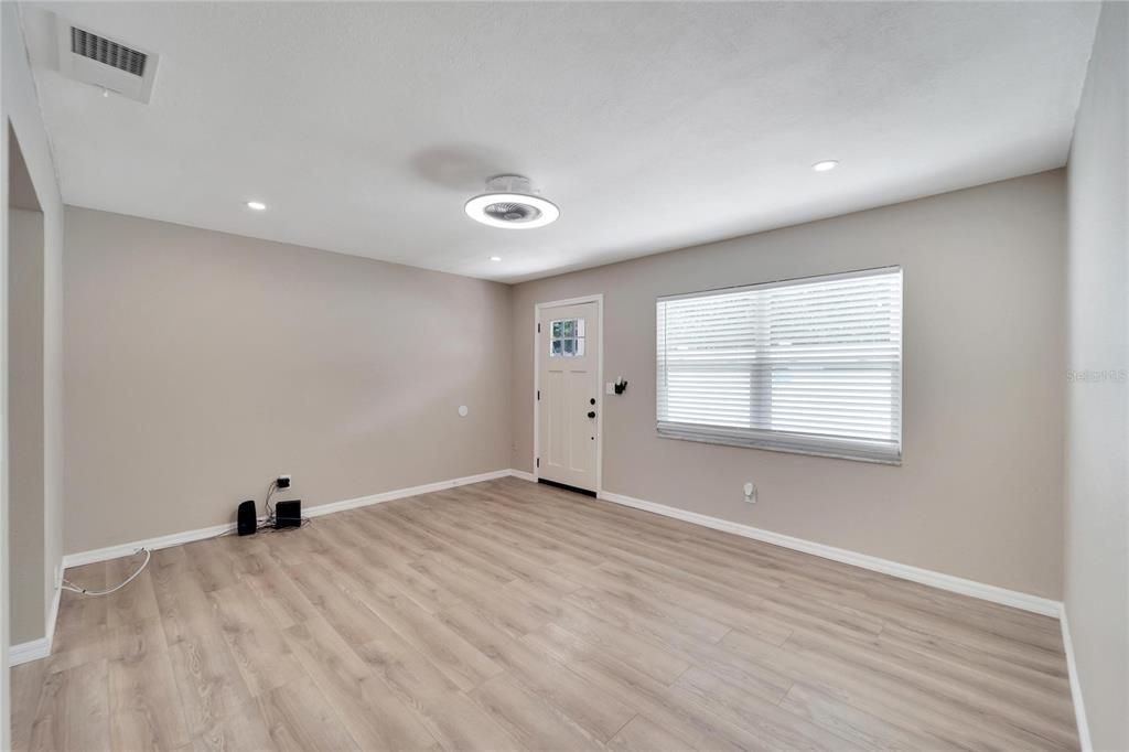 For Rent: $1,650 (2 beds, 1 baths, 845 Square Feet)