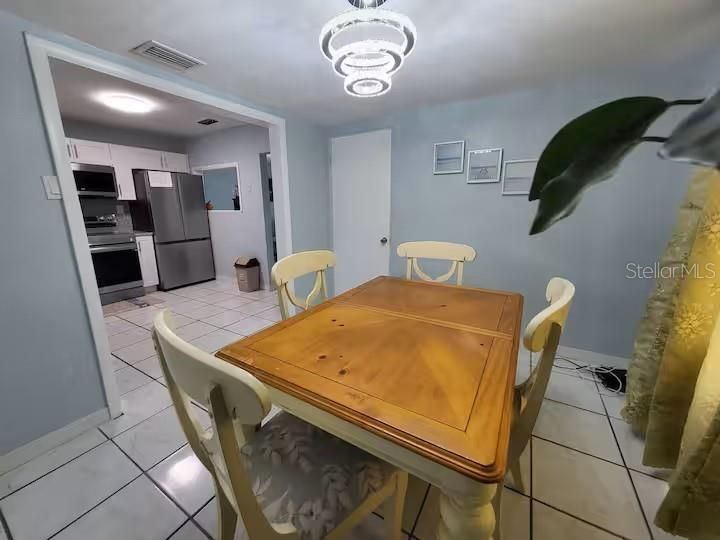 待售: $425,000 (4 贝兹, 2 浴室, 1172 平方英尺)