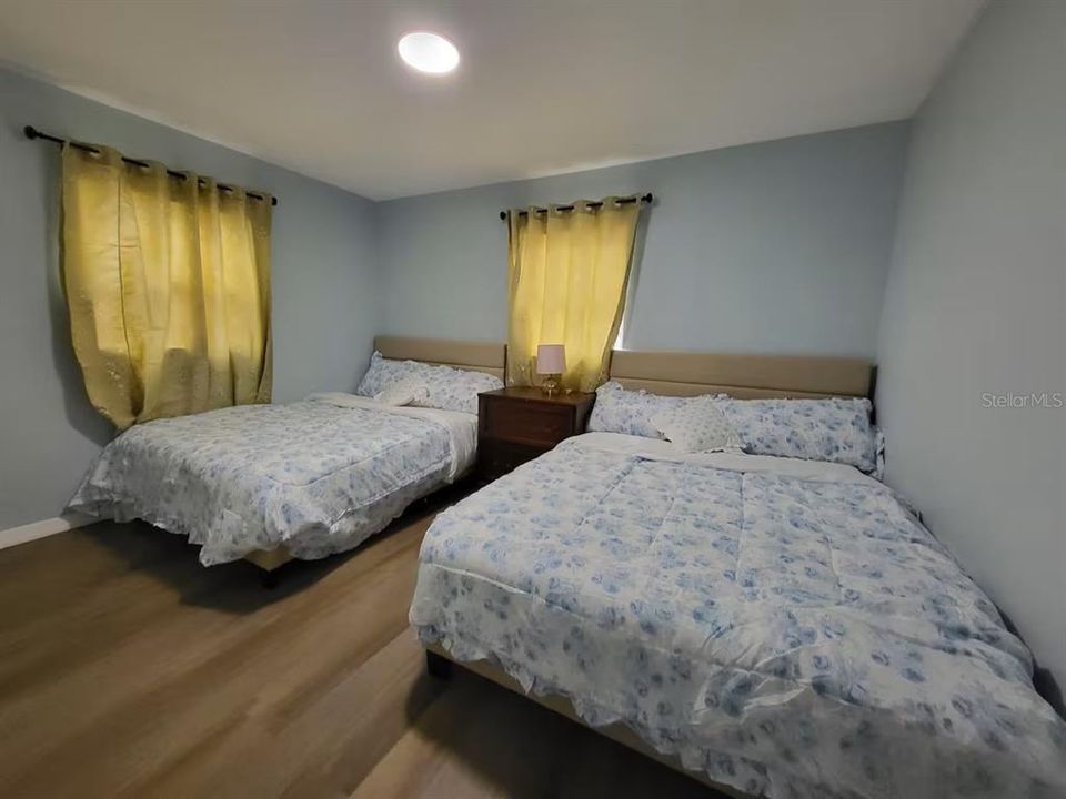 待售: $425,000 (4 贝兹, 2 浴室, 1172 平方英尺)