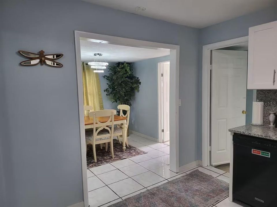 待售: $425,000 (4 贝兹, 2 浴室, 1172 平方英尺)