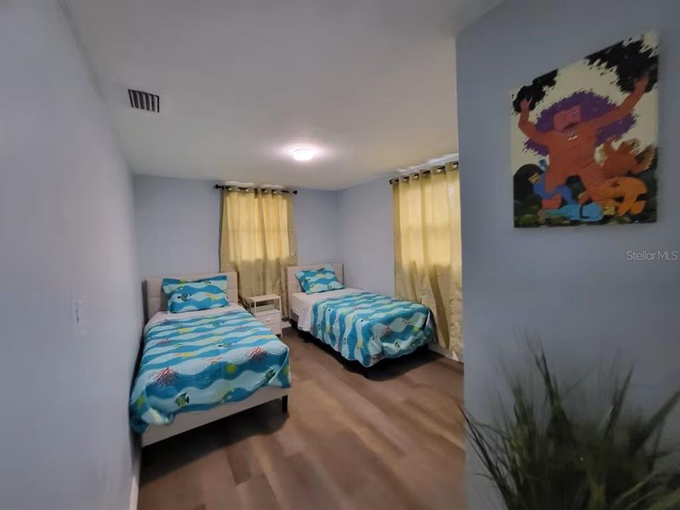 待售: $425,000 (4 贝兹, 2 浴室, 1172 平方英尺)