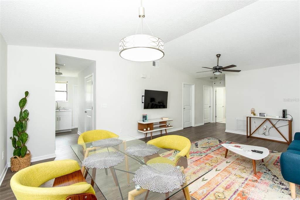 На продажу: $315,000 (3 спален, 1 ванн, 999 Квадратных фут)