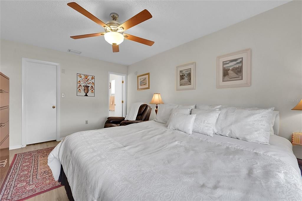 На продажу: $284,500 (2 спален, 2 ванн, 1299 Квадратных фут)