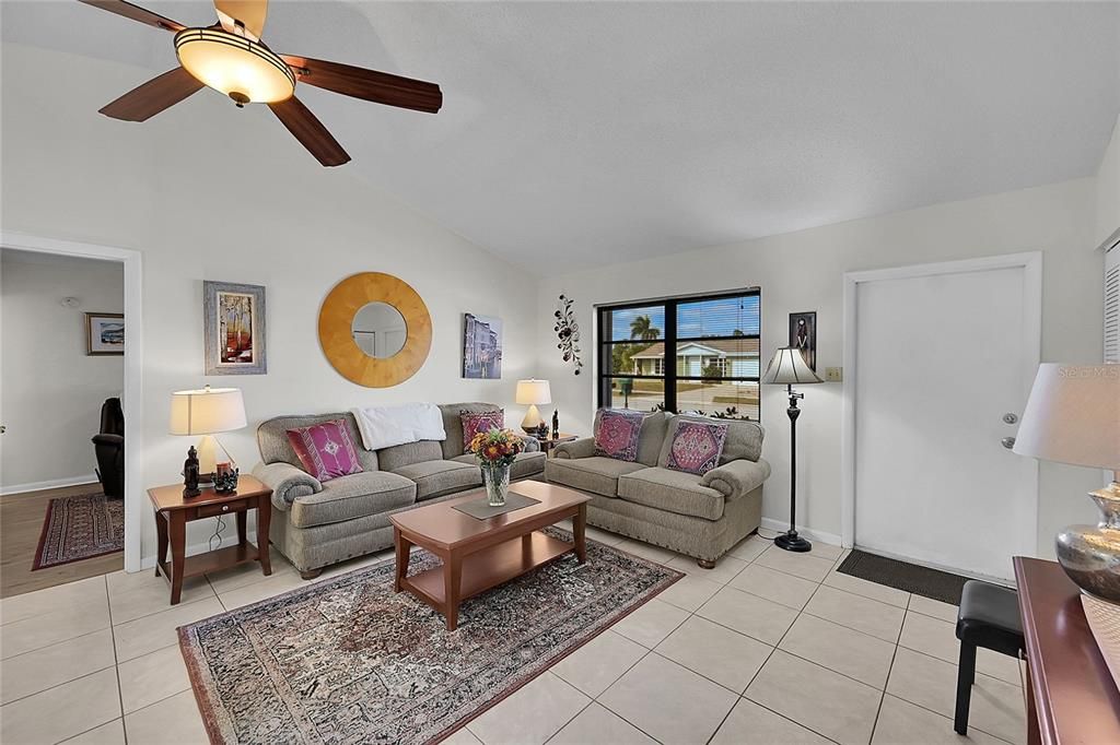 На продажу: $284,500 (2 спален, 2 ванн, 1299 Квадратных фут)