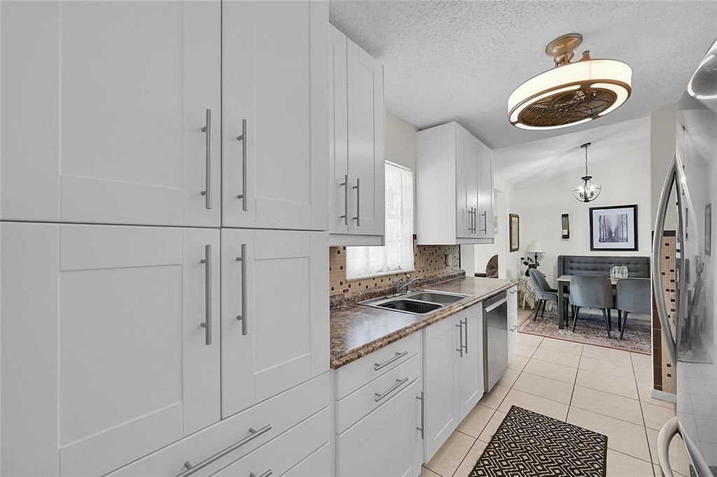 На продажу: $284,500 (2 спален, 2 ванн, 1299 Квадратных фут)