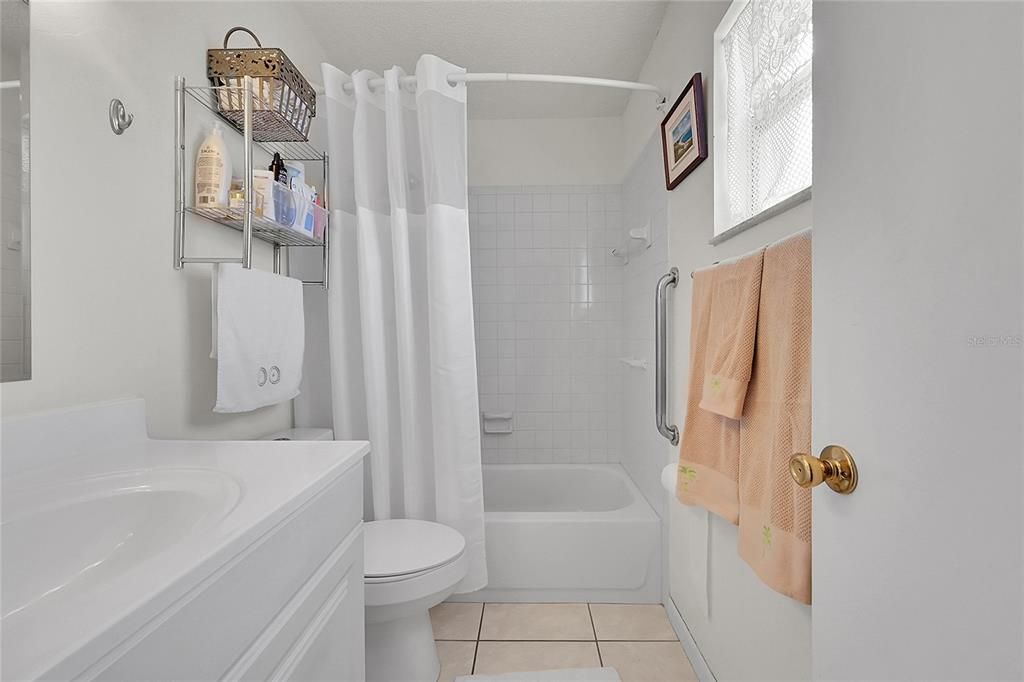 На продажу: $284,500 (2 спален, 2 ванн, 1299 Квадратных фут)