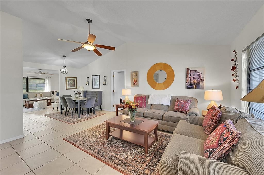 На продажу: $284,500 (2 спален, 2 ванн, 1299 Квадратных фут)