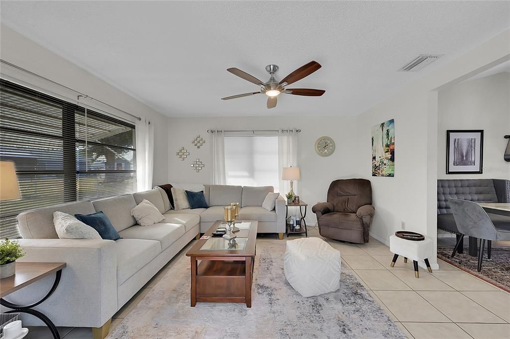 На продажу: $284,500 (2 спален, 2 ванн, 1299 Квадратных фут)