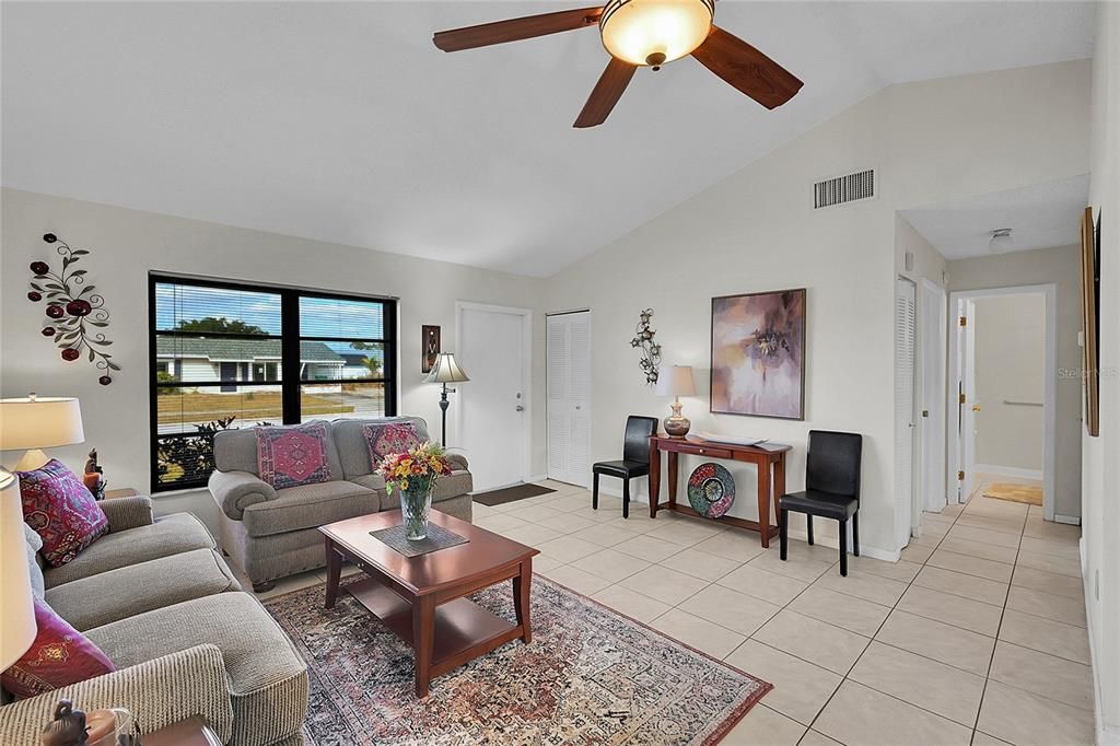 На продажу: $284,500 (2 спален, 2 ванн, 1299 Квадратных фут)