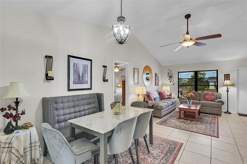 На продажу: $284,500 (2 спален, 2 ванн, 1299 Квадратных фут)