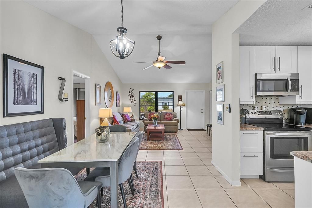 На продажу: $284,500 (2 спален, 2 ванн, 1299 Квадратных фут)