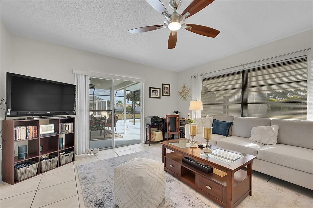 На продажу: $284,500 (2 спален, 2 ванн, 1299 Квадратных фут)