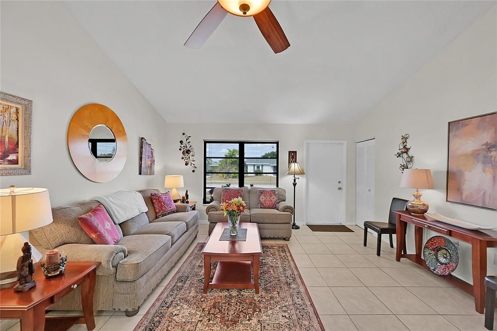 На продажу: $284,500 (2 спален, 2 ванн, 1299 Квадратных фут)