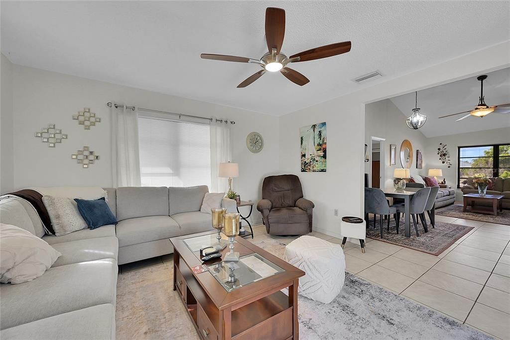 На продажу: $284,500 (2 спален, 2 ванн, 1299 Квадратных фут)