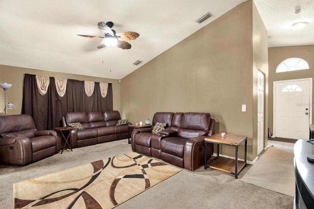 Под контрактом: $290,000 (3 спален, 2 ванн, 1262 Квадратных фут)