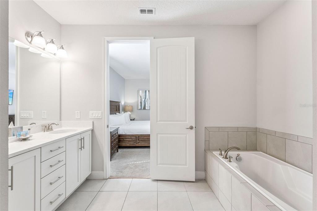 待售: $669,000 (6 贝兹, 6 浴室, 2831 平方英尺)