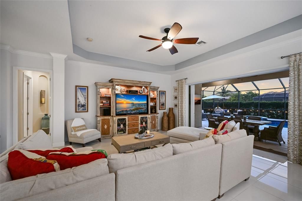 En Venta: $1,250,000 (3 camas, 2 baños, 2557 Pies cuadrados)