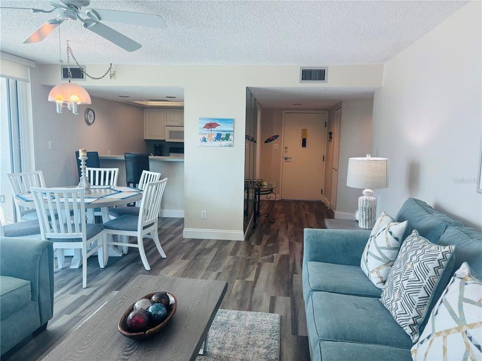 待售: $930,000 (2 贝兹, 2 浴室, 1215 平方英尺)